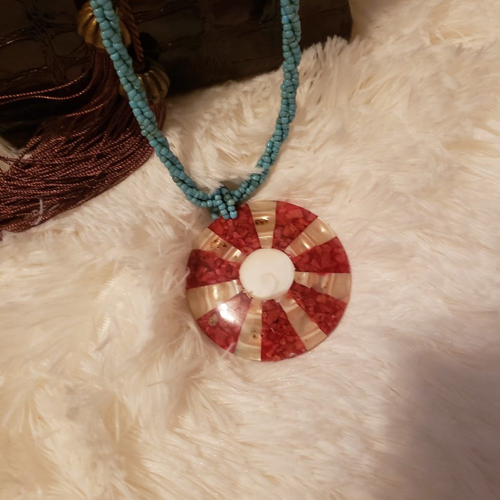 SALE ** BRAND NEW ** GORGEOUS SHELL NECKLACE